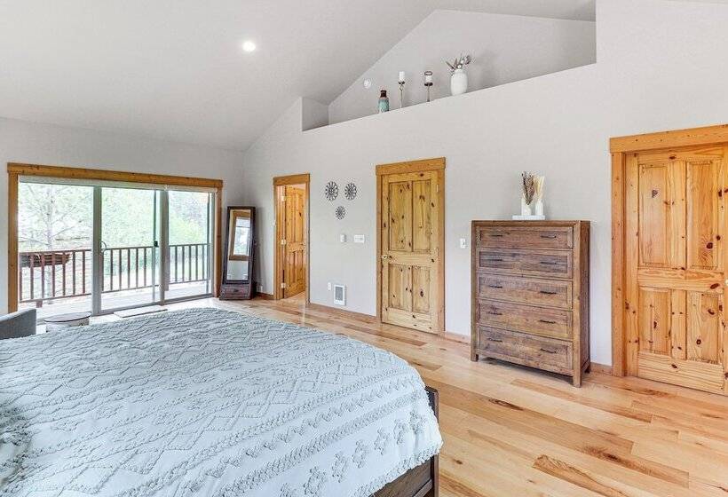 Home Near Glacier National Park W/ Hot Tub & Deck!