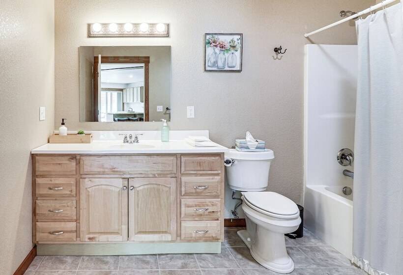 Home Near Glacier National Park W/ Hot Tub & Deck!