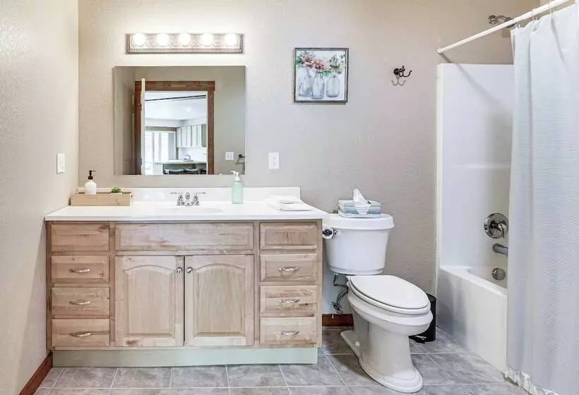 Home Near Glacier National Park W/ Hot Tub & Deck!