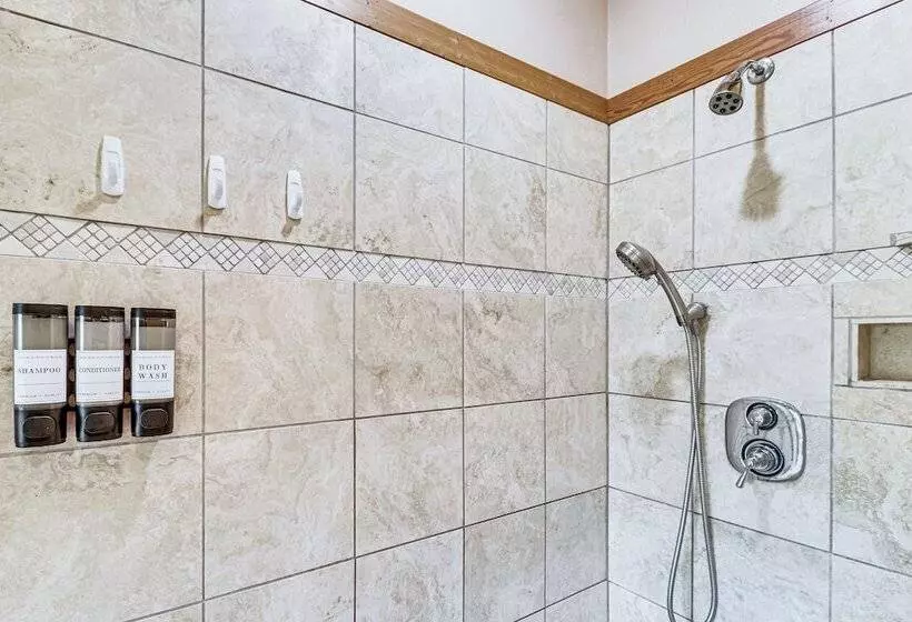 Home Near Glacier National Park W/ Hot Tub & Deck!