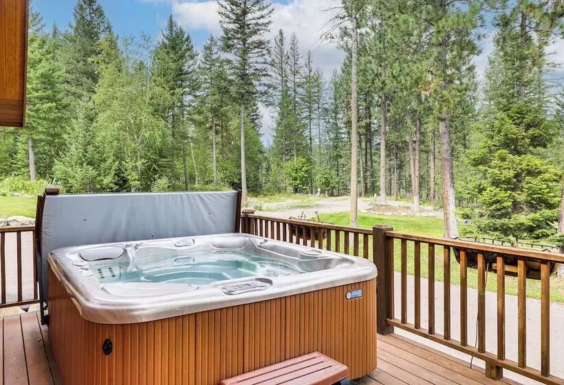 Home Near Glacier National Park W/ Hot Tub & Deck!