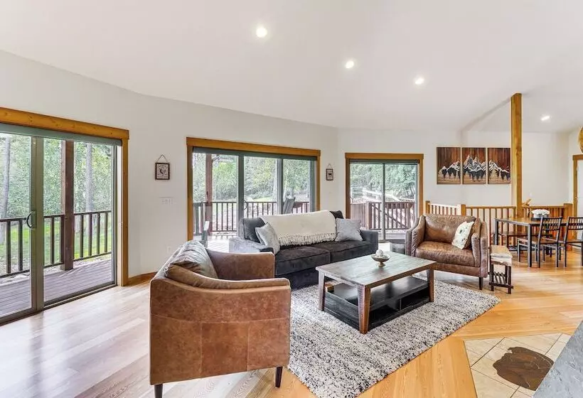 Home Near Glacier National Park W/ Hot Tub & Deck!