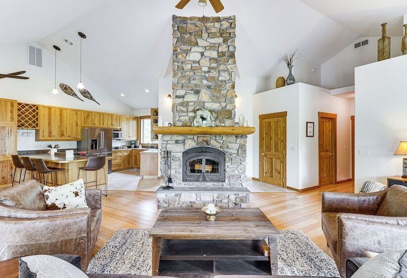 Home Near Glacier National Park W/ Hot Tub & Deck!