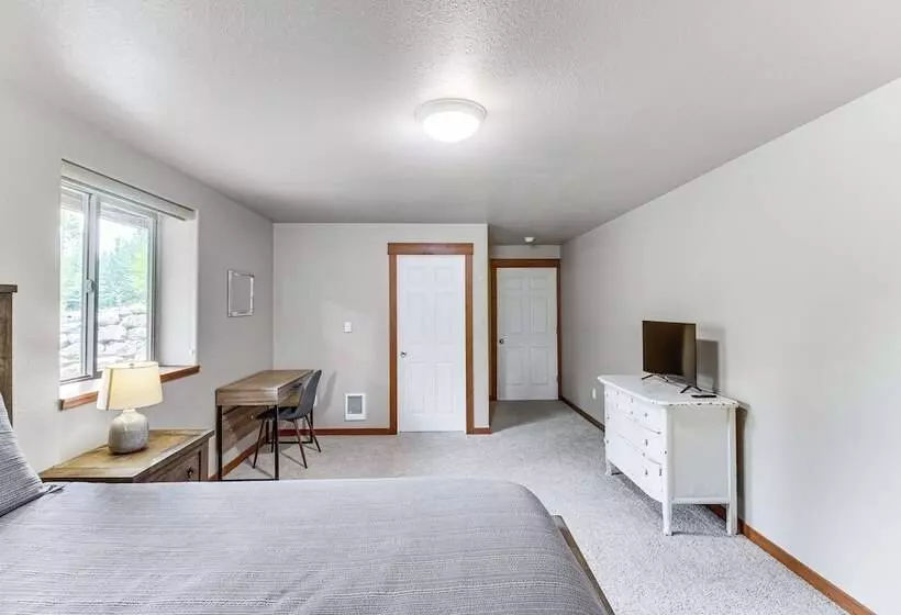 Home Near Glacier National Park W/ Hot Tub & Deck!