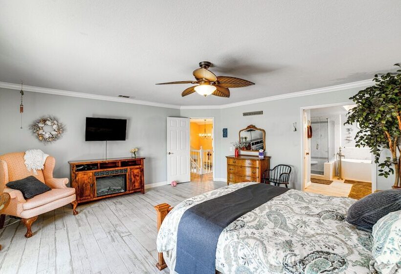 Pet Friendly Riverside Retreat W/ Private Hot Tub!