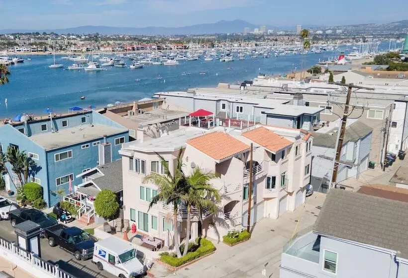 Shoreline Villa By Avantstay Steps To The Beach, Bay, & Pier!