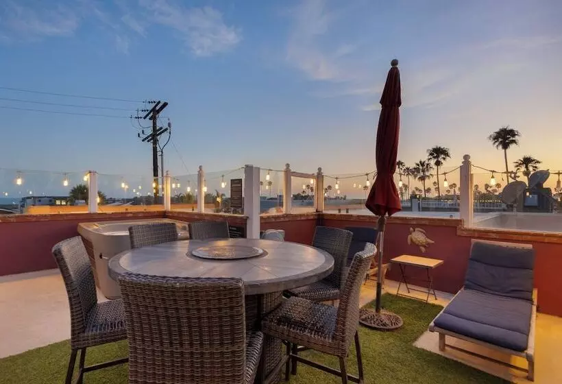 Shoreline Villa By Avantstay Steps To The Beach, Bay, & Pier!