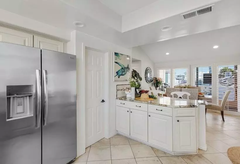 Shoreline Villa By Avantstay Steps To The Beach, Bay, & Pier!