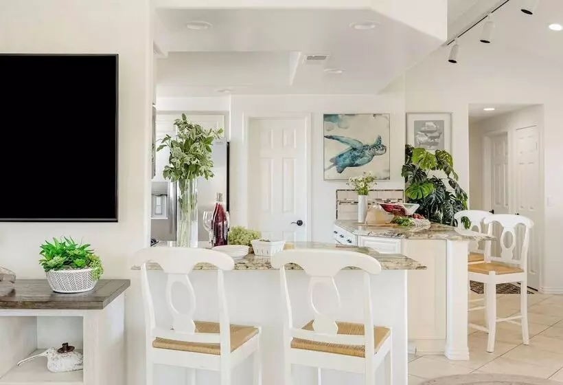 Shoreline Villa By Avantstay Steps To The Beach, Bay, & Pier!