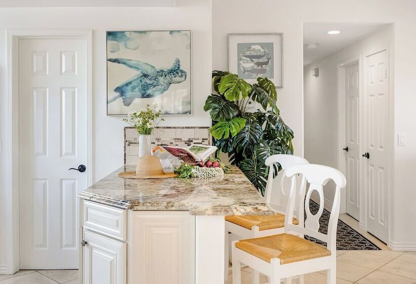 Shoreline Villa By Avantstay Steps To The Beach, Bay, & Pier!