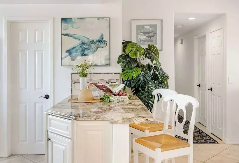 Shoreline Villa By Avantstay Steps To The Beach, Bay, & Pier!