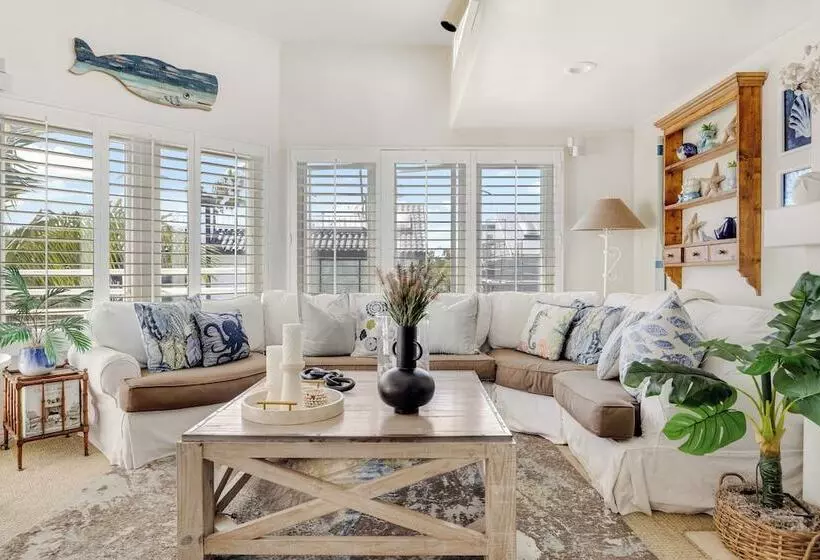 Shoreline Villa By Avantstay Steps To The Beach, Bay, & Pier!