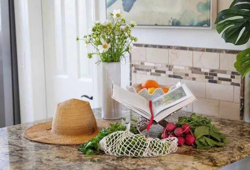 Shoreline Villa By Avantstay Steps To The Beach, Bay, & Pier!