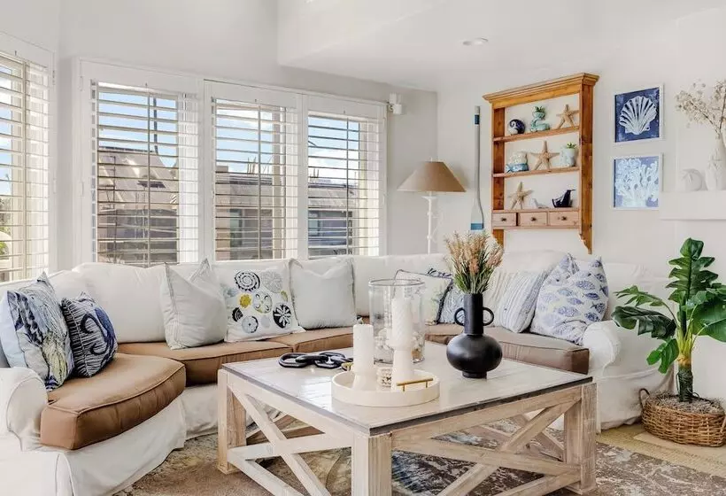 Shoreline Villa By Avantstay Steps To The Beach, Bay, & Pier!