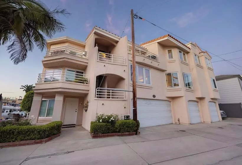 Shoreline Villa By Avantstay Steps To The Beach, Bay, & Pier!