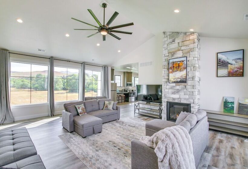 Spacious Idaho Home On Scenic Cub River!