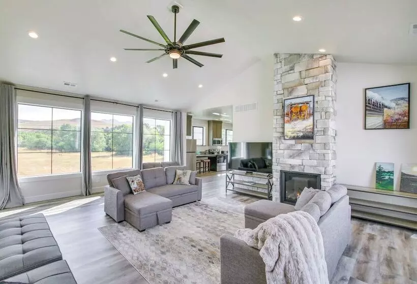 Spacious Idaho Home On Scenic Cub River!