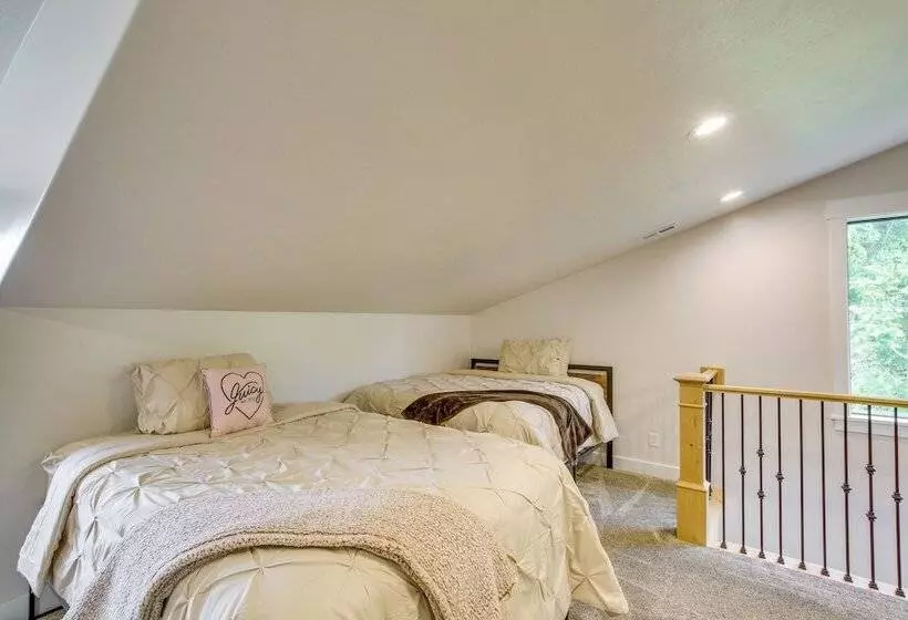 Spacious Idaho Home On Scenic Cub River!