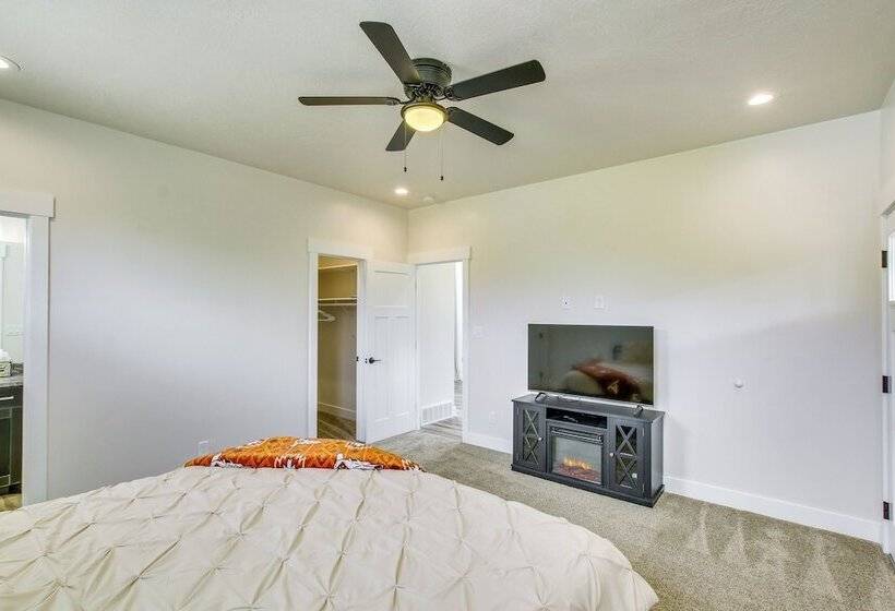 Spacious Idaho Home On Scenic Cub River!