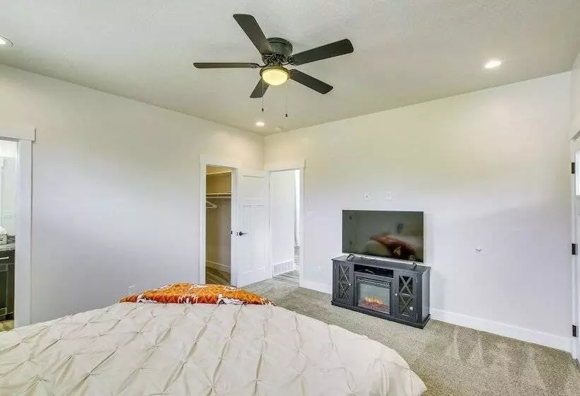 Spacious Idaho Home On Scenic Cub River!