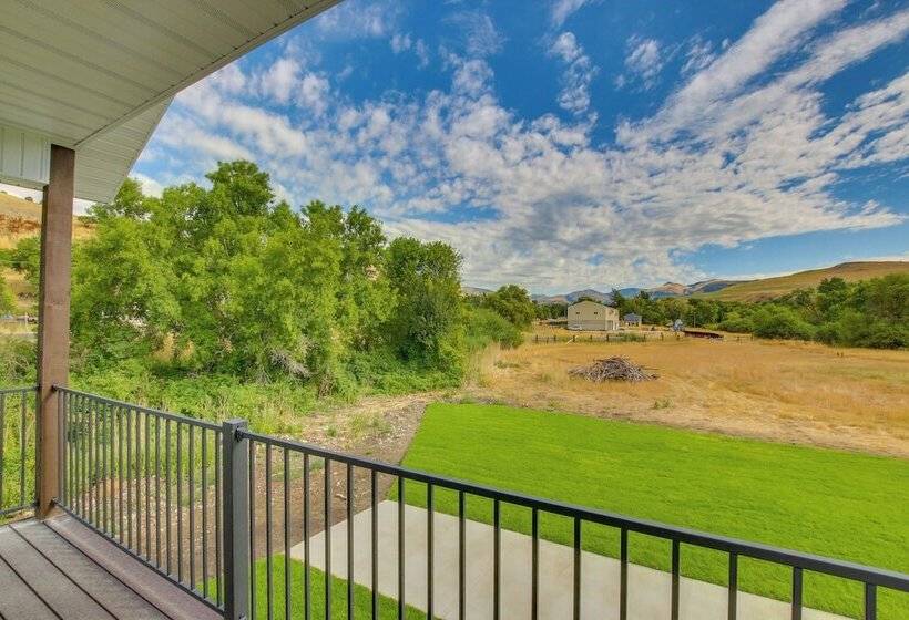 Spacious Idaho Home On Scenic Cub River!