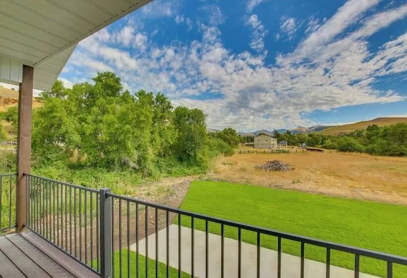 Spacious Idaho Home On Scenic Cub River!