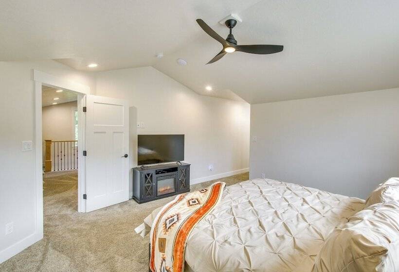 Spacious Idaho Home On Scenic Cub River!