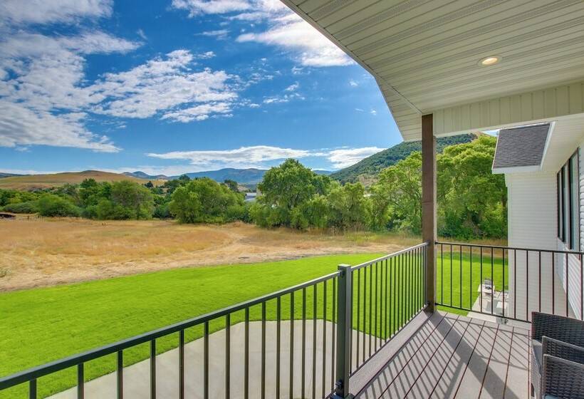 Spacious Idaho Home On Scenic Cub River!