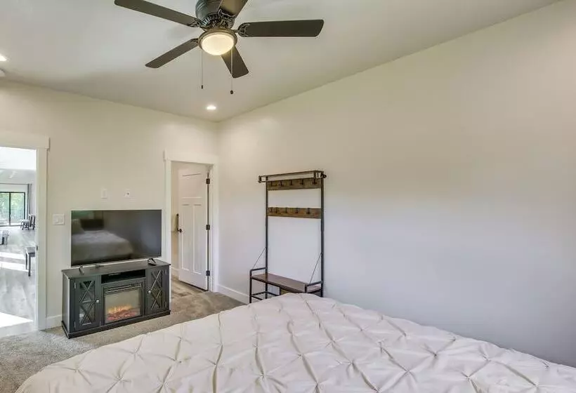 Spacious Idaho Home On Scenic Cub River!