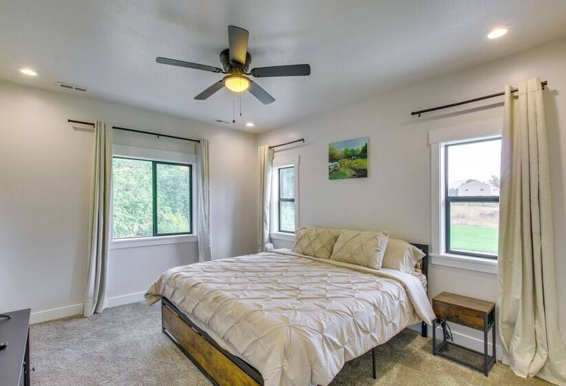 Spacious Idaho Home On Scenic Cub River!