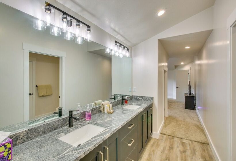 Spacious Idaho Home On Scenic Cub River!