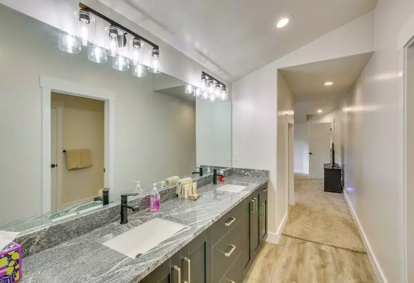 Spacious Idaho Home On Scenic Cub River!