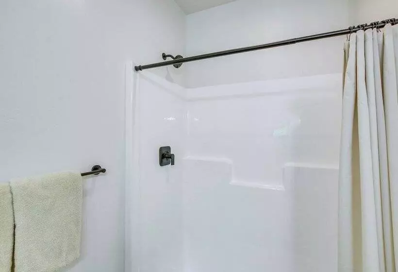 Spacious Idaho Home On Scenic Cub River!