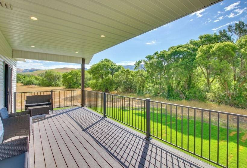 Spacious Idaho Home On Scenic Cub River!