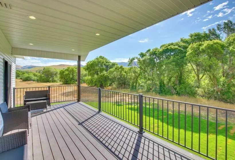 Spacious Idaho Home On Scenic Cub River!