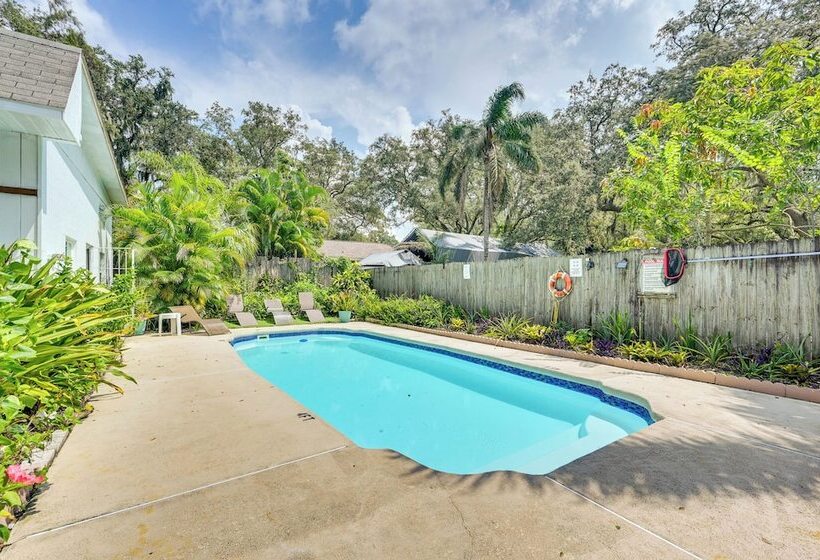 ~ 5 Mi To Beaches: Spacious Tampa Bay Home!