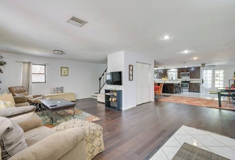 ~ 5 Mi To Beaches: Spacious Tampa Bay Home!