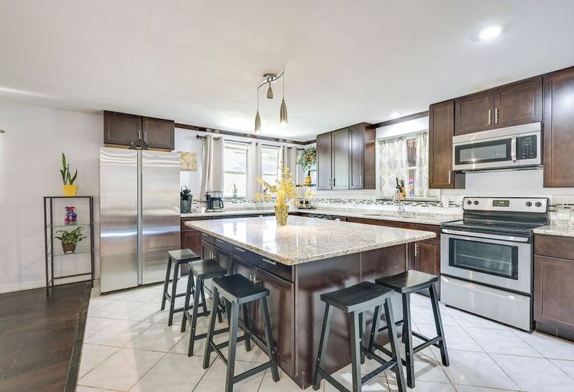 ~ 5 Mi To Beaches: Spacious Tampa Bay Home!