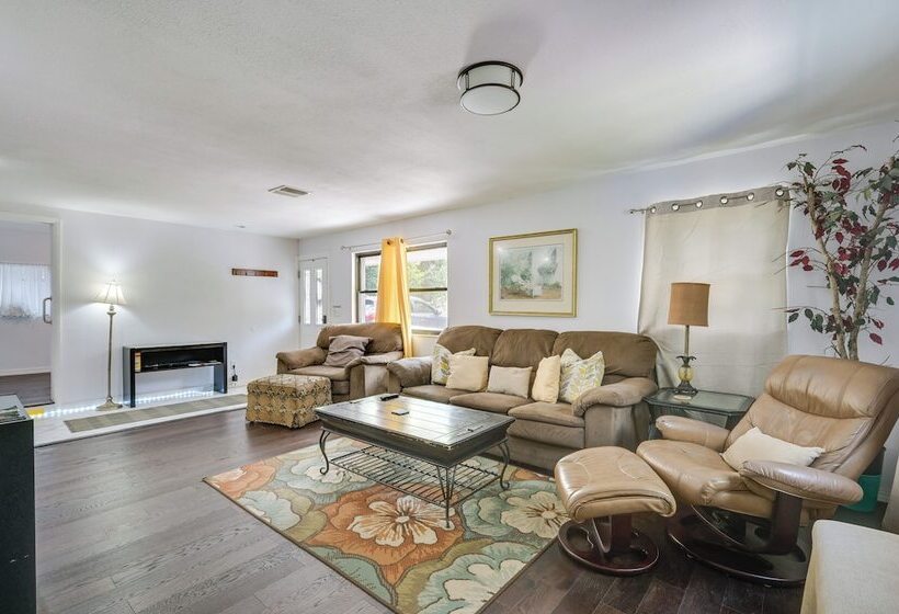 ~ 5 Mi To Beaches: Spacious Tampa Bay Home!