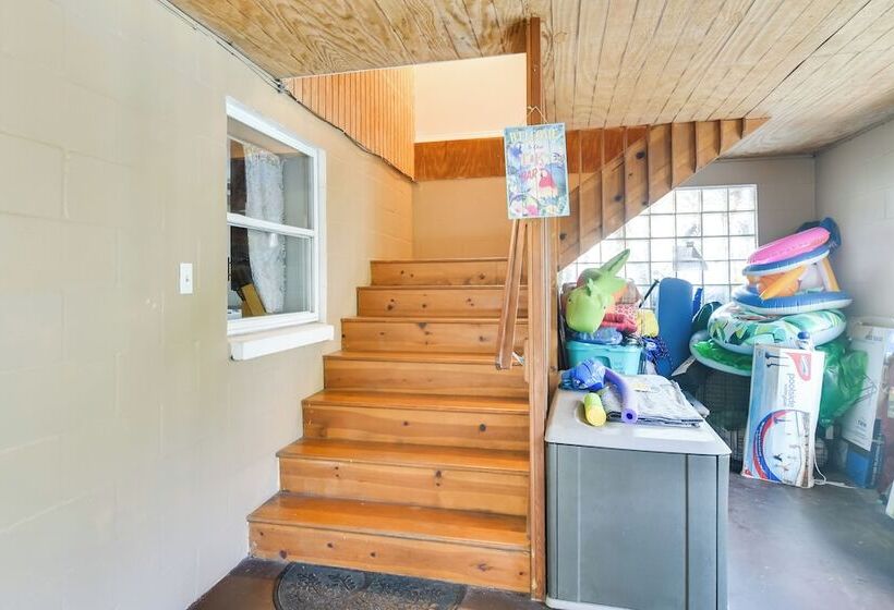 ~ 5 Mi To Beaches: Spacious Tampa Bay Home!