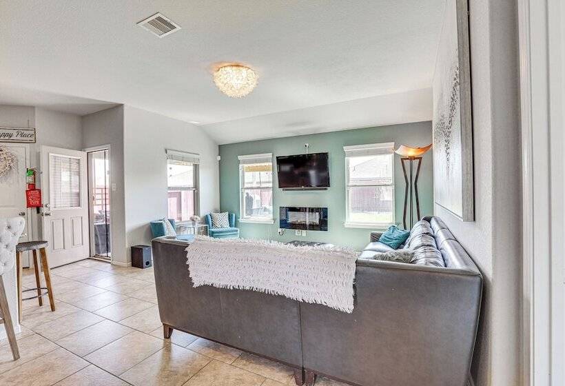 Chic & Relaxing Katy Escape W/ Community Pool!