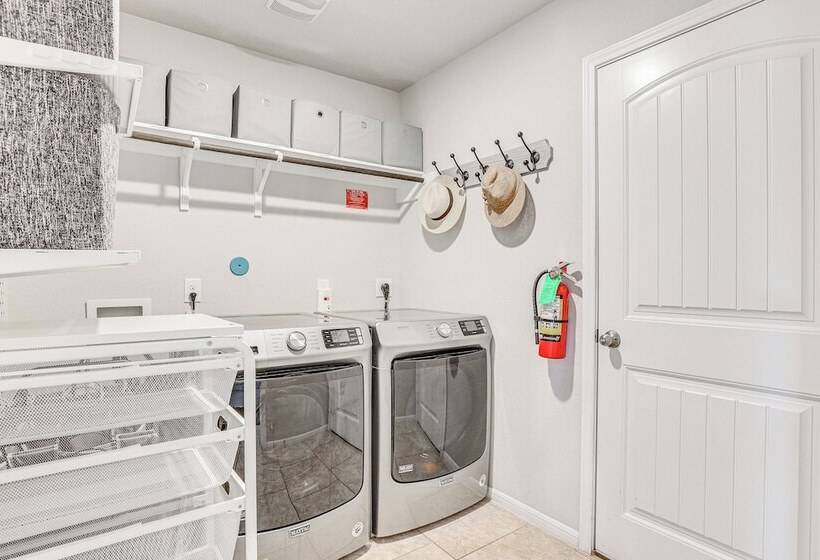 Chic & Relaxing Katy Escape W/ Community Pool!