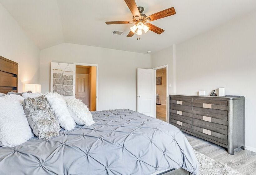 Chic & Relaxing Katy Escape W/ Community Pool!