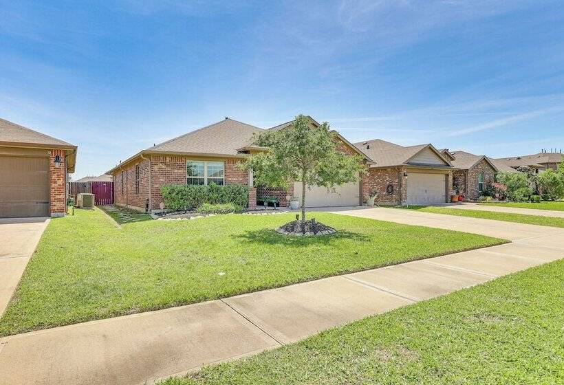 Chic & Relaxing Katy Escape W/ Community Pool!