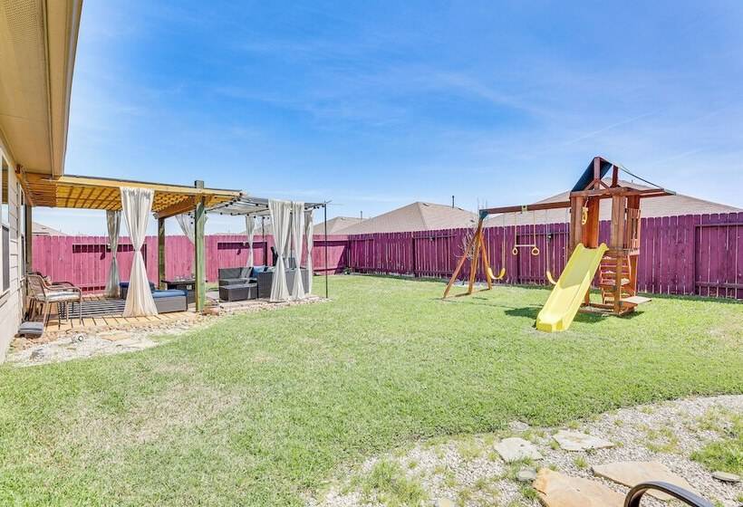 Chic & Relaxing Katy Escape W/ Community Pool!