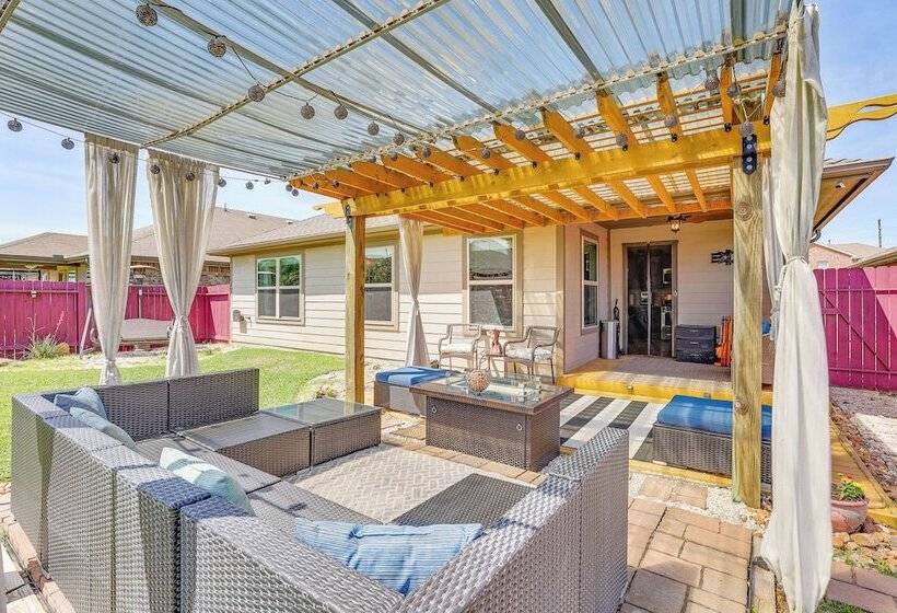 Chic & Relaxing Katy Escape W/ Community Pool!