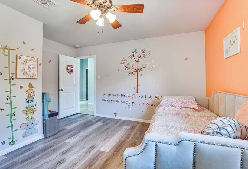 Chic & Relaxing Katy Escape W/ Community Pool!