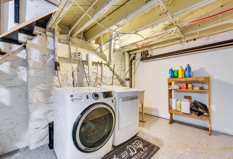 Dog Friendly Pittsburgh Home, 3 Mi To Downtown!