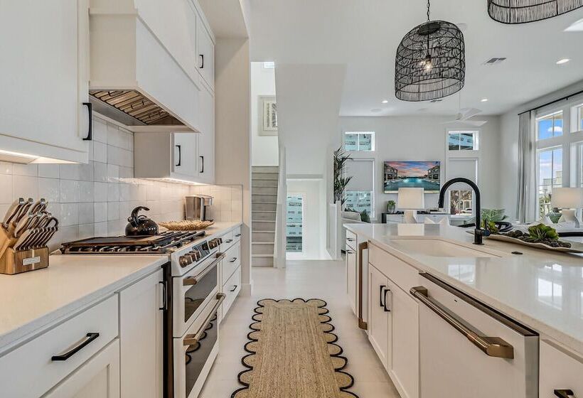 Friday S Comin  132 Bar