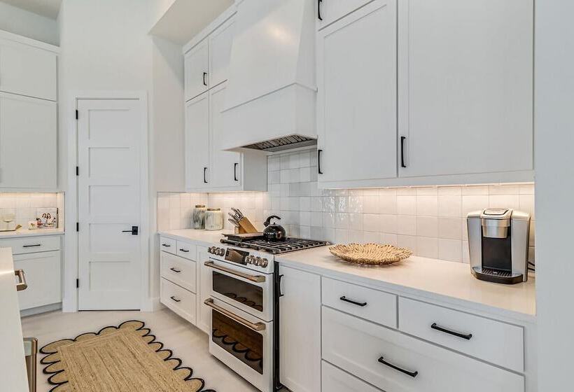 Friday S Comin  132 Bar